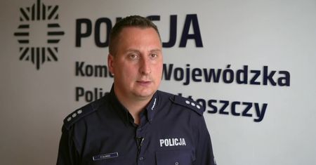 Zaatakował obcokrajowca, kiedy kierowca autobusu chciał pomóc, opluł go i rzucił w niego koszem na śmieci.