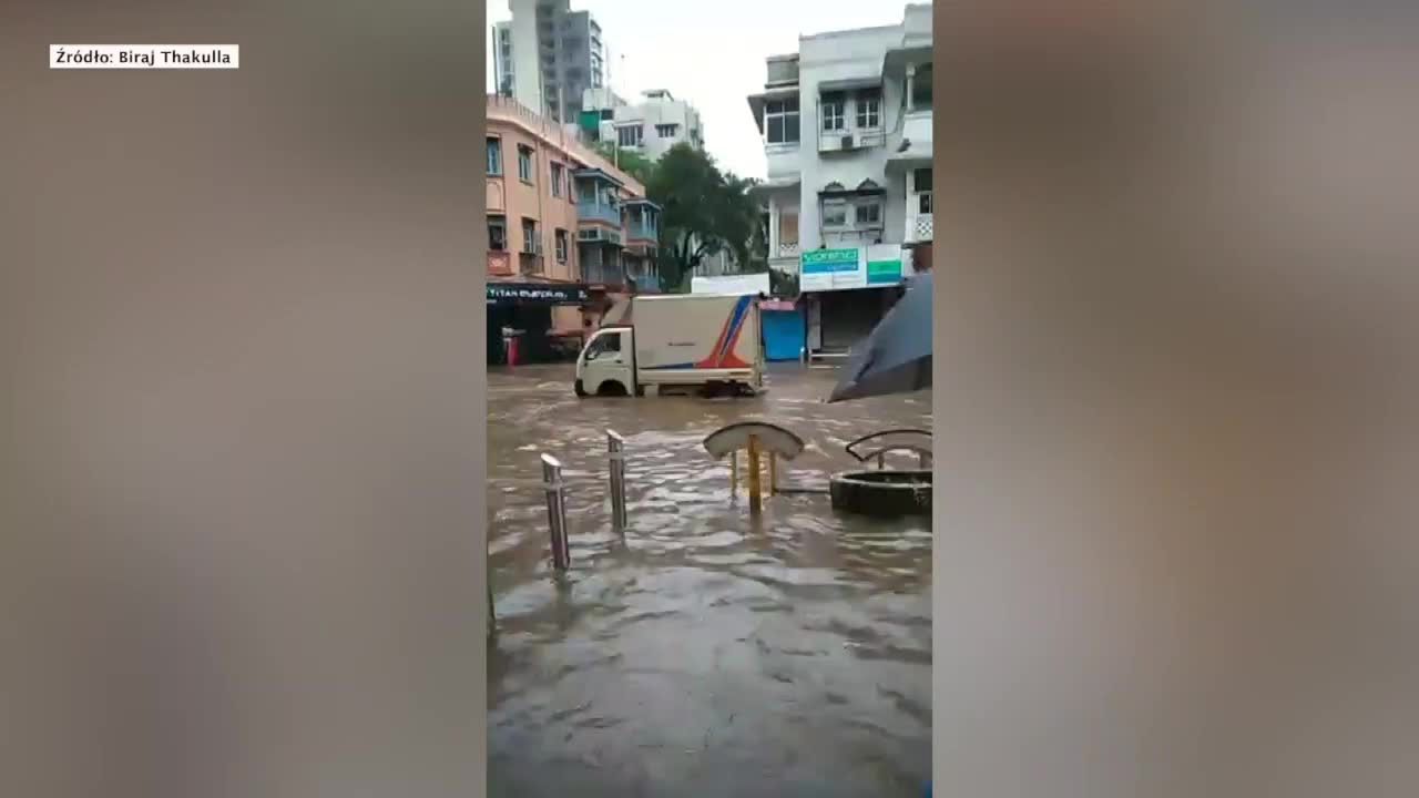 Monsun nawiedził Bombaj. Ulice zalała woda, a w mieście doszło do paraliżu komunikacyjnego.