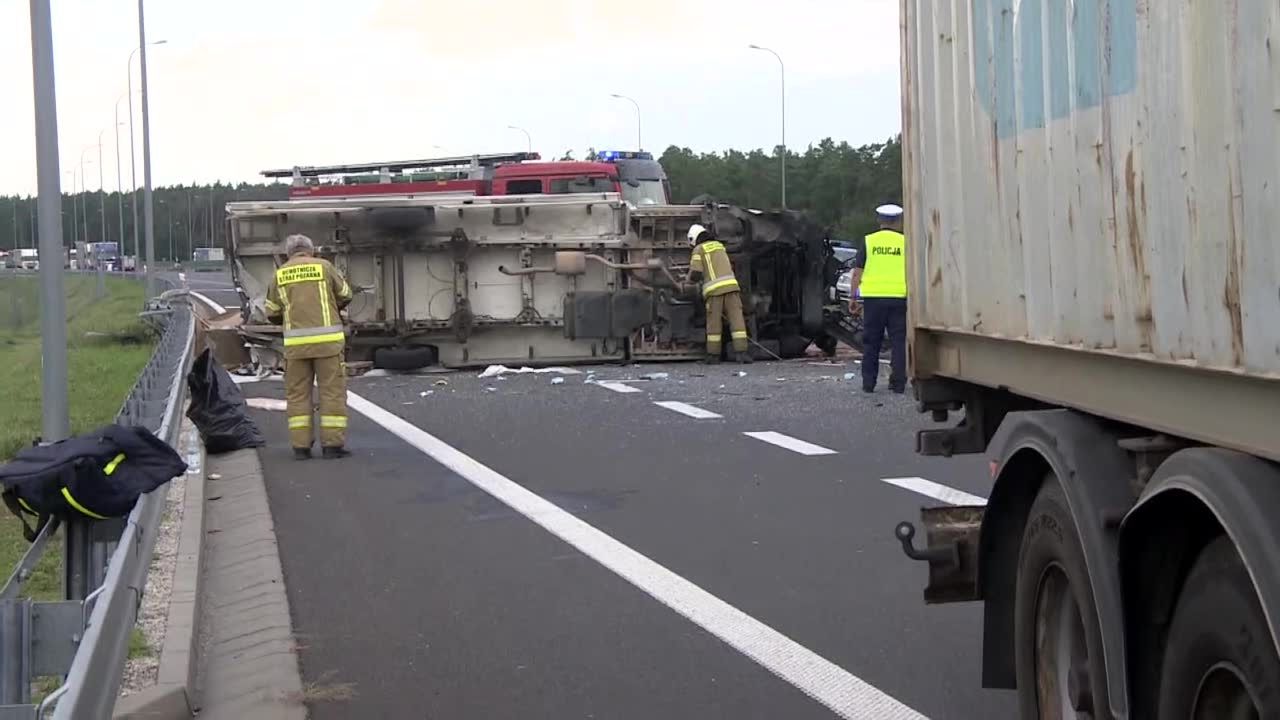 13 osób trafiło do szpitali po wypadku autokaru na A1 niedaleko Kutna.