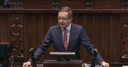Stan wyjątkowy przy granicy przedłużony, po burzliwej debacie w Sejmie.