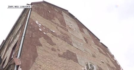Porywisty wiatr zerwał ocieplenie z elewacji kamienicy w Żarach. Prądu nie miało 8 tys. mieszkańców