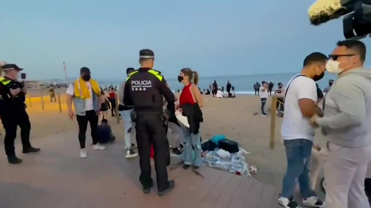 Policyjne kontrole na plażach w Barcelonie. Sprawdzano przestrzeganie zasad epidemicznych.