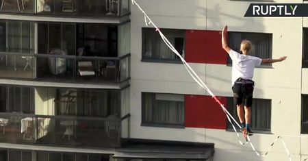 Spacer po linie pomiędzy 16-piętrowymi apartamentowcami. Niezwykły pokaz w Rydze