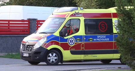 Tragiczny wypadek na Mazowszu. Dwoje dzieci wypadło z ciągnika, jedno z nich nie żyje.