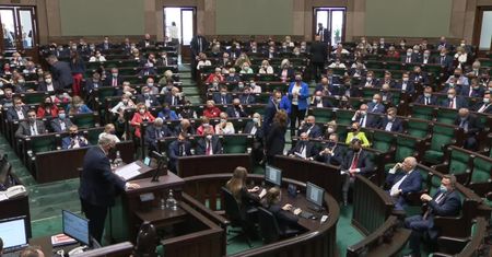 Marek Suski w Sejmie o projekcie lex anty-TVN, na sali okrzyki “hańba”