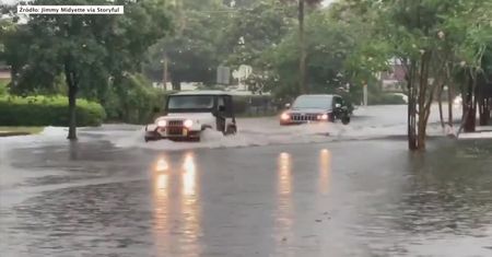 Potężna ulewa w Jacksonville na Florydzie. Samochody z trudem przejeżdżały przez zalane ulice.