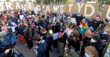 Protest przed biurem straży granicznej w Warszawie. Demonstrujący domagali się udzielenia pomocy migrantom.