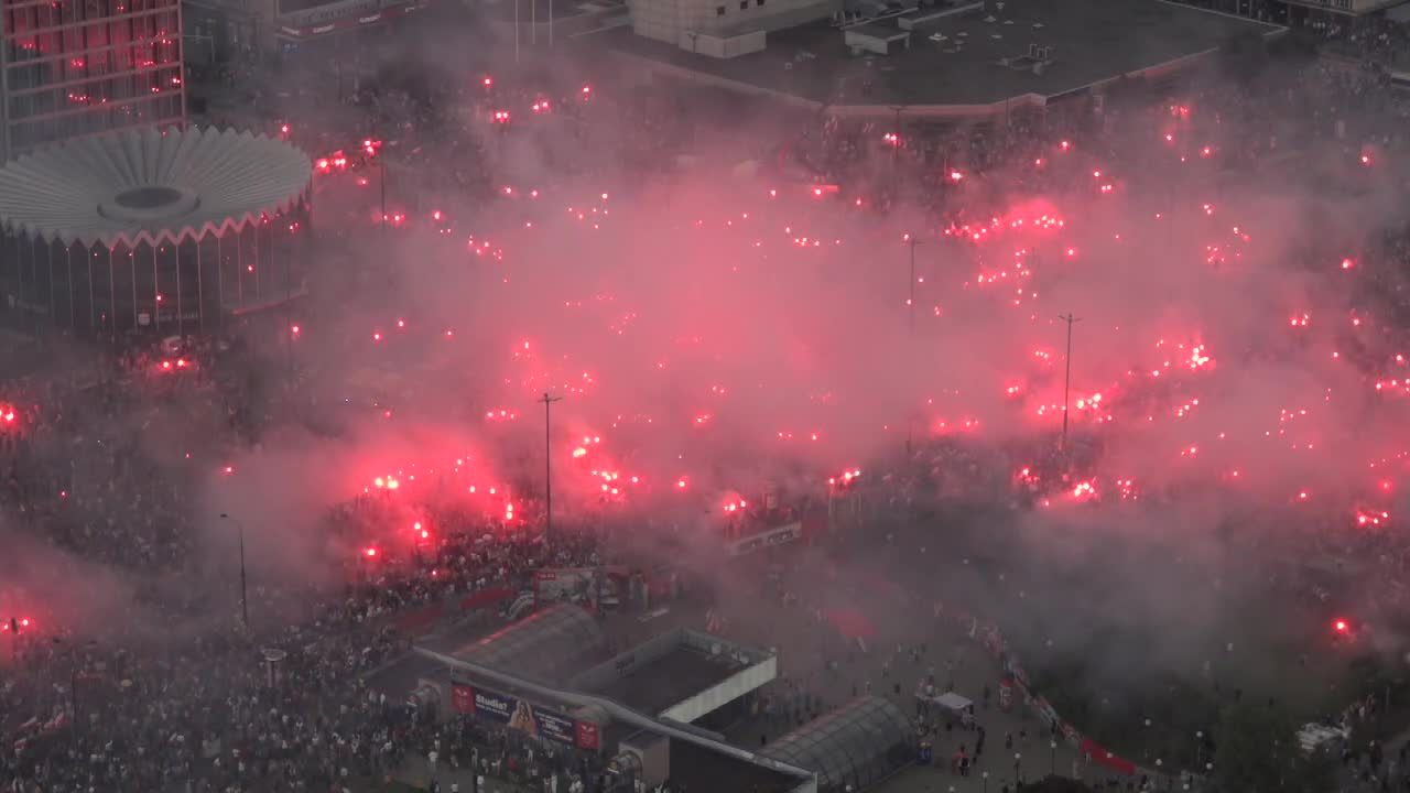 Warszawa upamiętniła godzinę “W”. Jak co roku przy Rotundzie rozbłysły dziesiątki rac