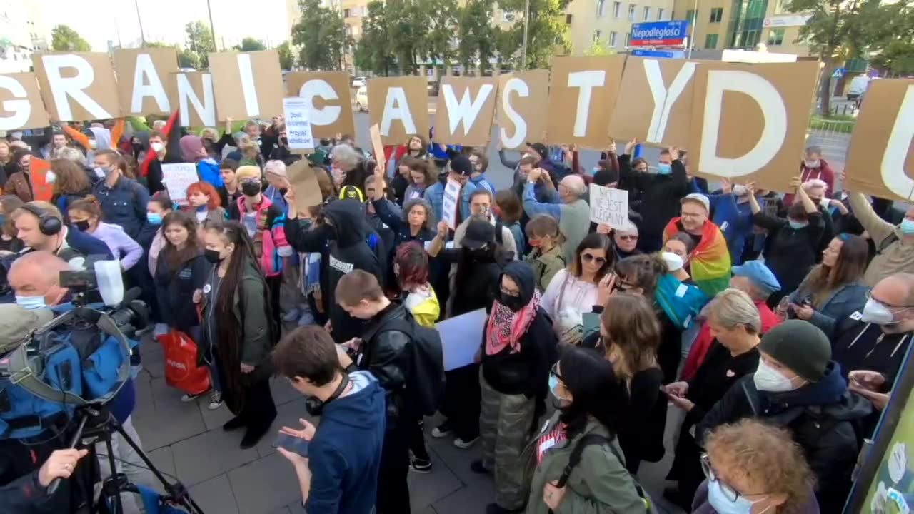 Protest przed biurem straży granicznej w Warszawie. Demonstrujący domagali się udzielenia pomocy migrantom.