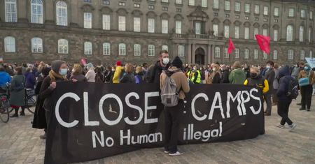 Kilkaset osób protestowało w Kopenhadze przeciwko planom odesłania imigrantów do Syrii.