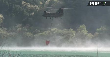 Pożary lasów w Japonii. W akcji gaśniczej biorą udział specjalistyczne helikoptery.