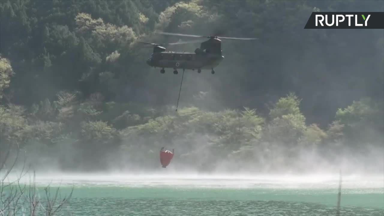 Pożary lasów w Japonii. W akcji gaśniczej biorą udział specjalistyczne helikoptery.