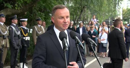 A. Duda uczcił ofiar pamięć wymordowanych mieszkańców Woli: To były niewinne ofiary cywilne.