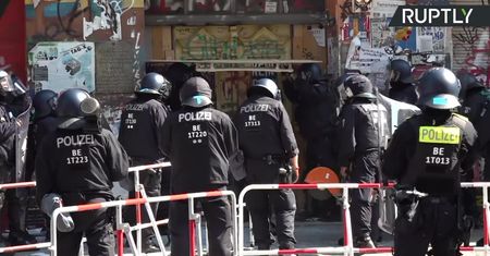 Berlińska policja siłą weszła do squatu przy Rigaer Strasse. Umożliwiła przeprowadzenie kontroli przeciwpożarowej