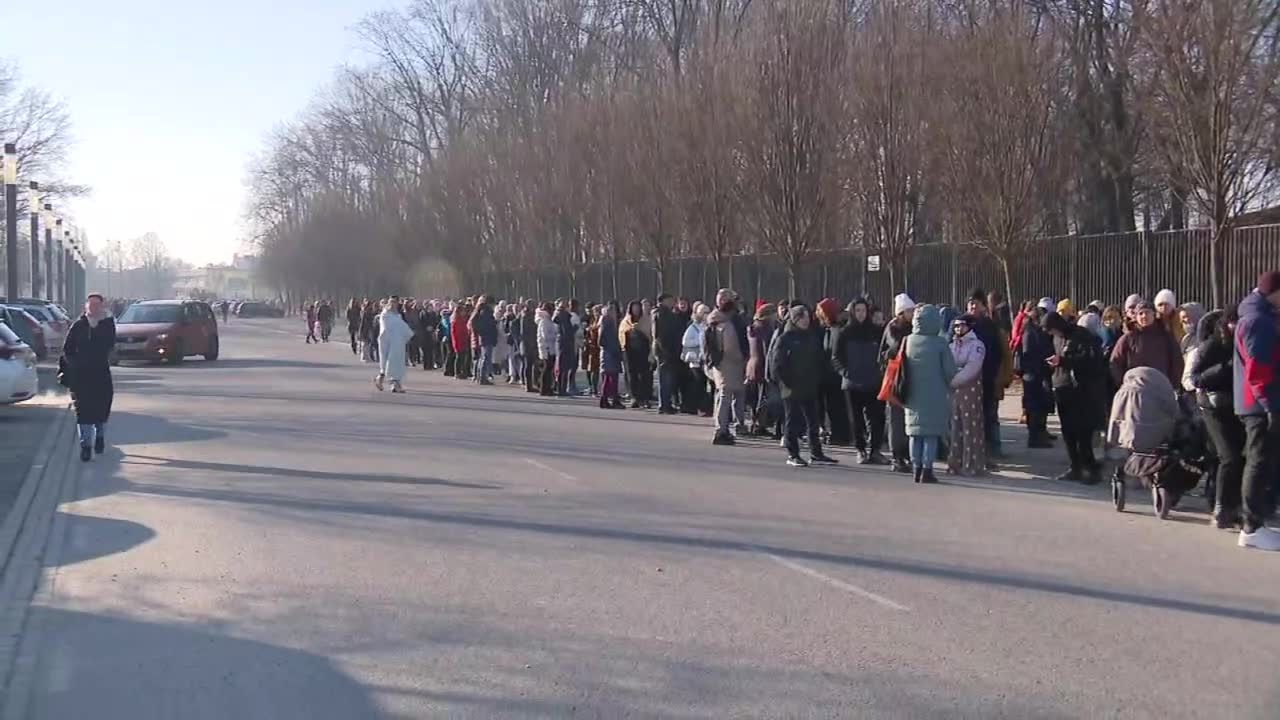 Ogromna kolejka po wyrobienie numeru PESEL przed Stadionem Narodowym. Punkt otwarto o 8, chwilę później chętnych zapraszano już na niedzielę