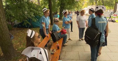 Protestujący w Białym Miasteczku pod KPRM czekają na spotkanie z premierem.