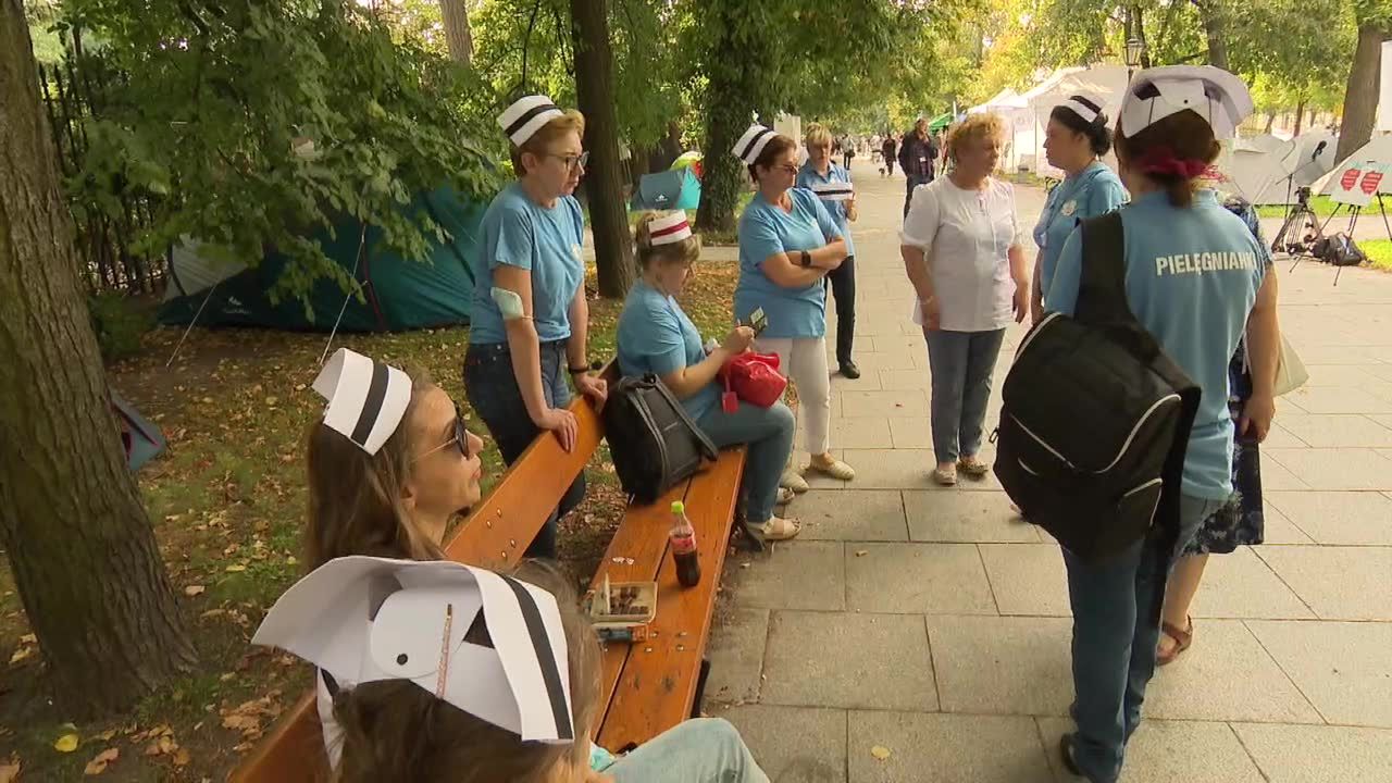 Protestujący w Białym Miasteczku pod KPRM czekają na spotkanie z premierem.