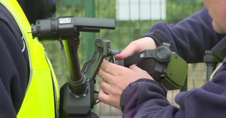 Policja z Choszczna używa drona do patrolowania dróg. Może w ten sposób nawet zajrzeć do wnętrza pojazdu.