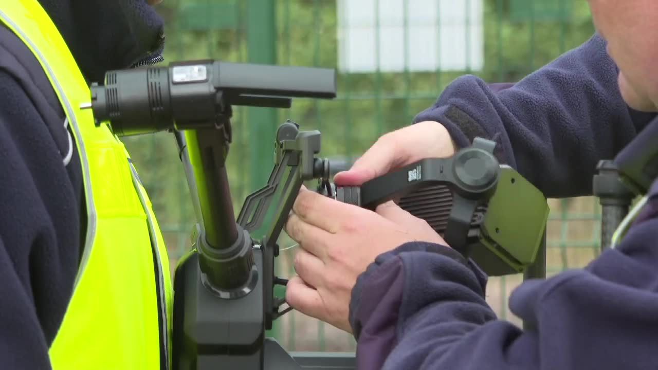 Policja z Choszczna używa drona do patrolowania dróg. Może w ten sposób nawet zajrzeć do wnętrza pojazdu.