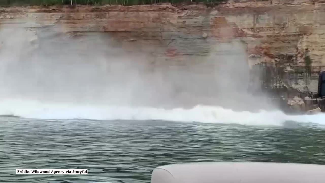 Ogromny fragment klifu osunął się do jeziora w Michigan. Nagranie świadków.