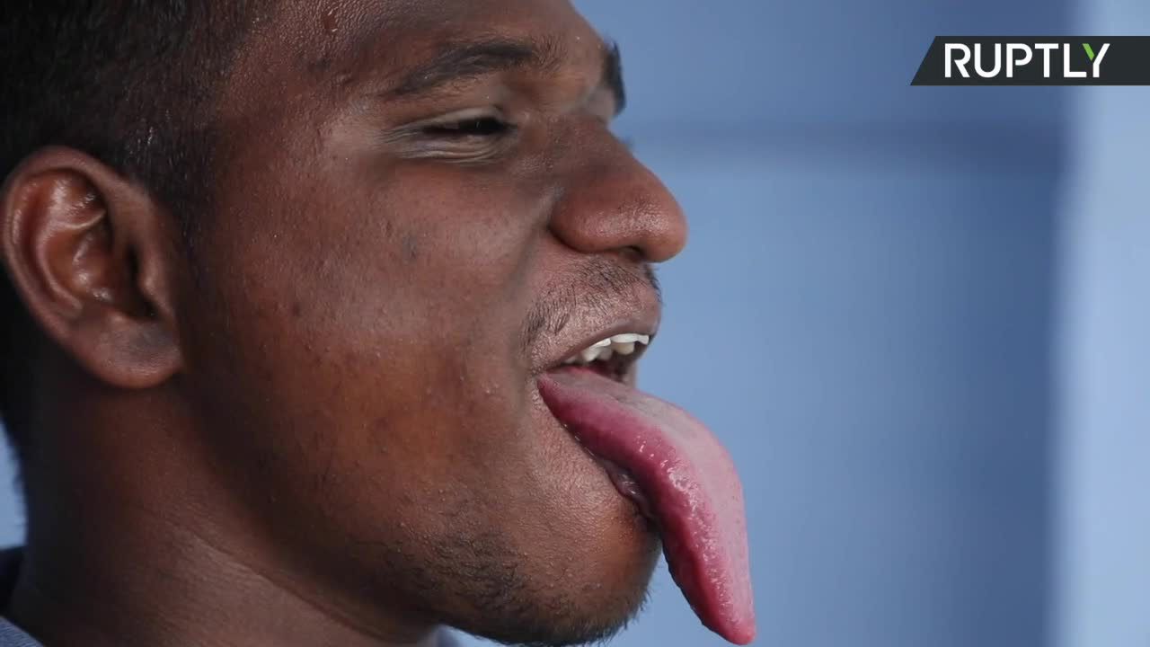 20-letni student ma najdłuższy język w Indiach! Mierzy ponad 10 cm.