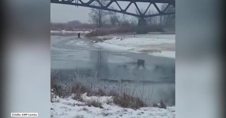 O włos od tragedii w Łomży. Dwóch 11-letnich chłopców weszło na lód na Narwi.
