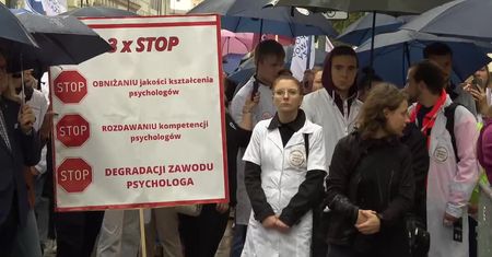 Chcą poprawy jakości pracy, systemu i kształcenia. Lekarze rezydenci protestowali w Warszawie