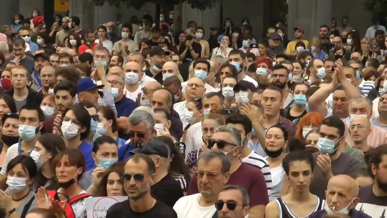 Demonstranci w Tbilisi wezwali rząd do dymisji po śmierci pracownika telewizji.