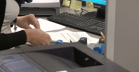 “Polski ład” wprowadził zamieszanie – przyznają to nawet pracownicy skarbówki. Są też rozgoryczeni, bo mają pracować dłużej