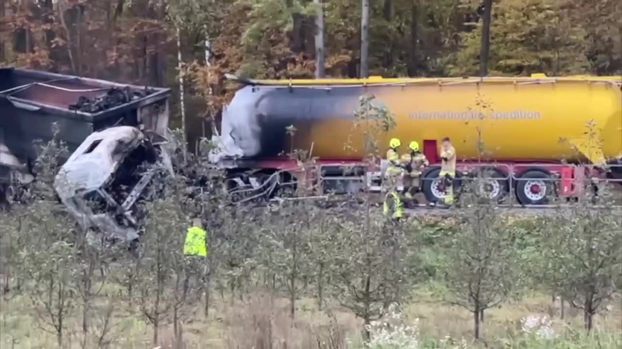 Ciężarówki płonęły po czołowym zderzeniu na Mazowszu.