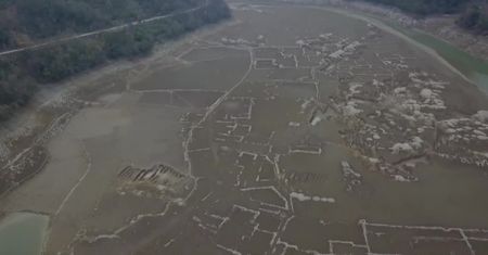 Ślady po starożytnej wiosce na dnie wyschniętego zbiornika w Chinach.
