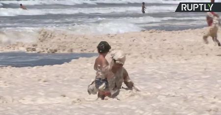 Niezwykle gęsta piana na argentyńskich plażach