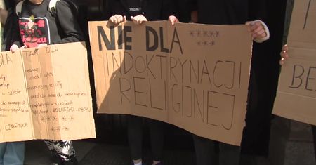 “Cofamy się do XVIII albo XVI wieku, słowo daję!”. Protest przeciwko działaniom ministra edukacji przed liceum w Szczecinie