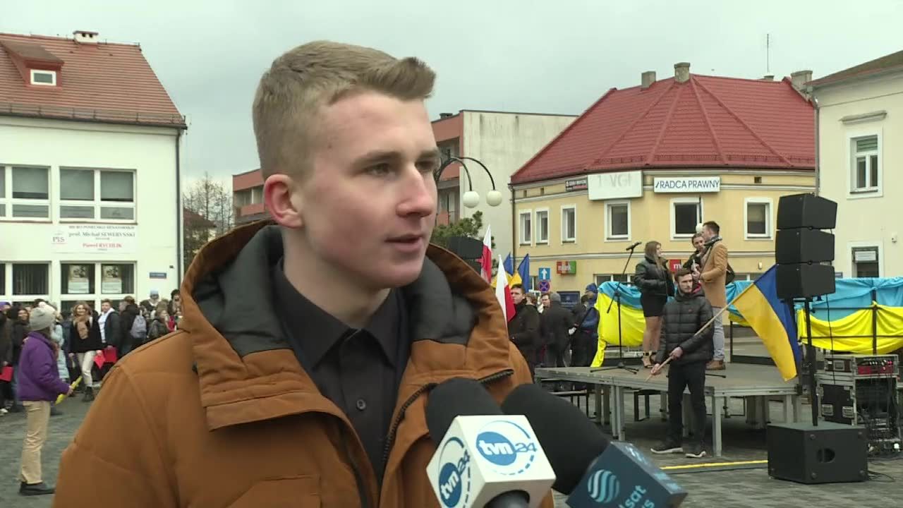 Uczniowie z Wielunia demonstrowali w geście solidarności z Ukrainą