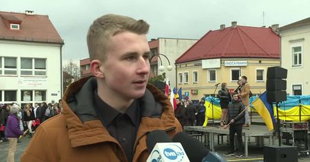 Uczniowie z Wielunia demonstrowali w geście solidarności z Ukrainą