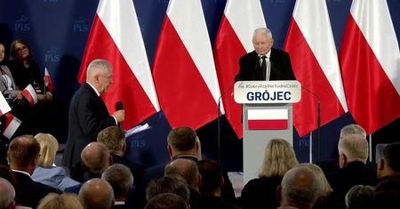 “Łubudubu” czyli “Szanowny i kochany panie prezesie”. Karczewski czyta Kaczyńskiemu “kolejne bez wybierania pytanie”