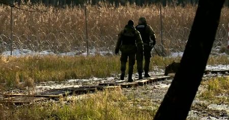 Dziennikarze “patrolują” strefę przygraniczną wraz z funkcjonariuszami straży granicznej