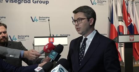 Rzecznik rządu: Na tym etapie jeszcze decyzji o restrykcjach regionalnych nie podejmujemy.
