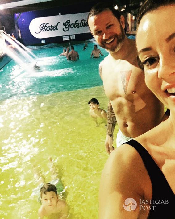 Małgorzata Rozenek i Radosław Majdan z synami na basenie - Instagram