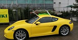Jak w Porsche przewieźć choinkę? Poradnik