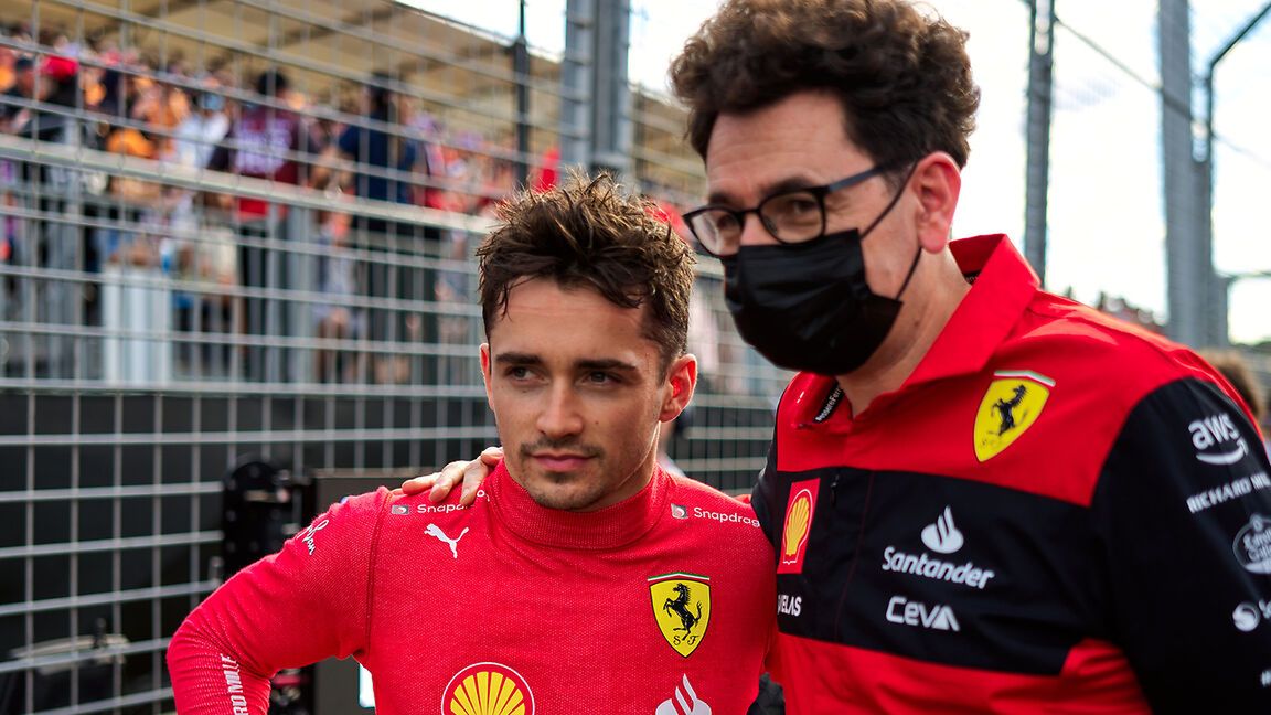 Charles Leclerc (po lewej) i Mattia Binotto