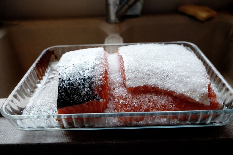Jeśli zamrażasz rozmrożone wcześniej jedzenie, musisz być świadomy tego, że wzrasta ilość bakterii w danym produkcie. Takie zjawisko nie zachodzi podczas pierwszego mrożenia.