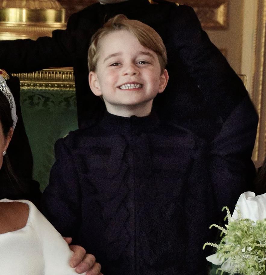 Książę George na oficjalnym ślubnym portrecie Meghan Markle i księcia Harry'ego