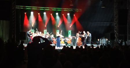 Niezwykły koncert w hangarze