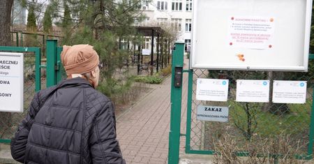 Koronawirus w Polsce. Młodzi pomagają seniorom z zakupami