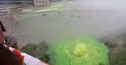 Olsztyn. Zielona ciecz wydobywa się spod ziemi