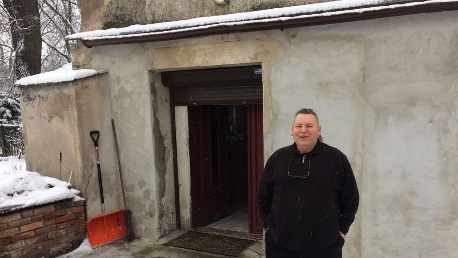 Zbigniew Borowski mieszka w Jeleniej Górze w suterenie przy walącym się starym domu.