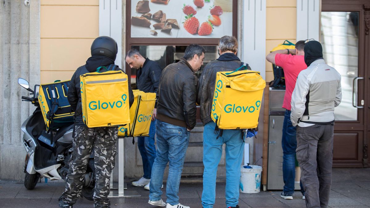 McDonalds Glovo delivery - Rijeka, Croatia
20.3.2020., Rijeka, Croatia - Glovo delivery in front of the McDonald's restaurant.  Photo: Nel Pavletic/PIXSELL 
Dostawca: PAP/PIXSELL
Nel Pavletic/PIXSELL
delivery, Glovo, McDonalds, Rijeka, covid-19, dostawa, dostawa do domu, dostawcy, epidemia, epidemie i zarazy, jedzenie, koronawirus, kurier, na wynos, pandemia, SARS-CoV-19, wirus, zamówienia