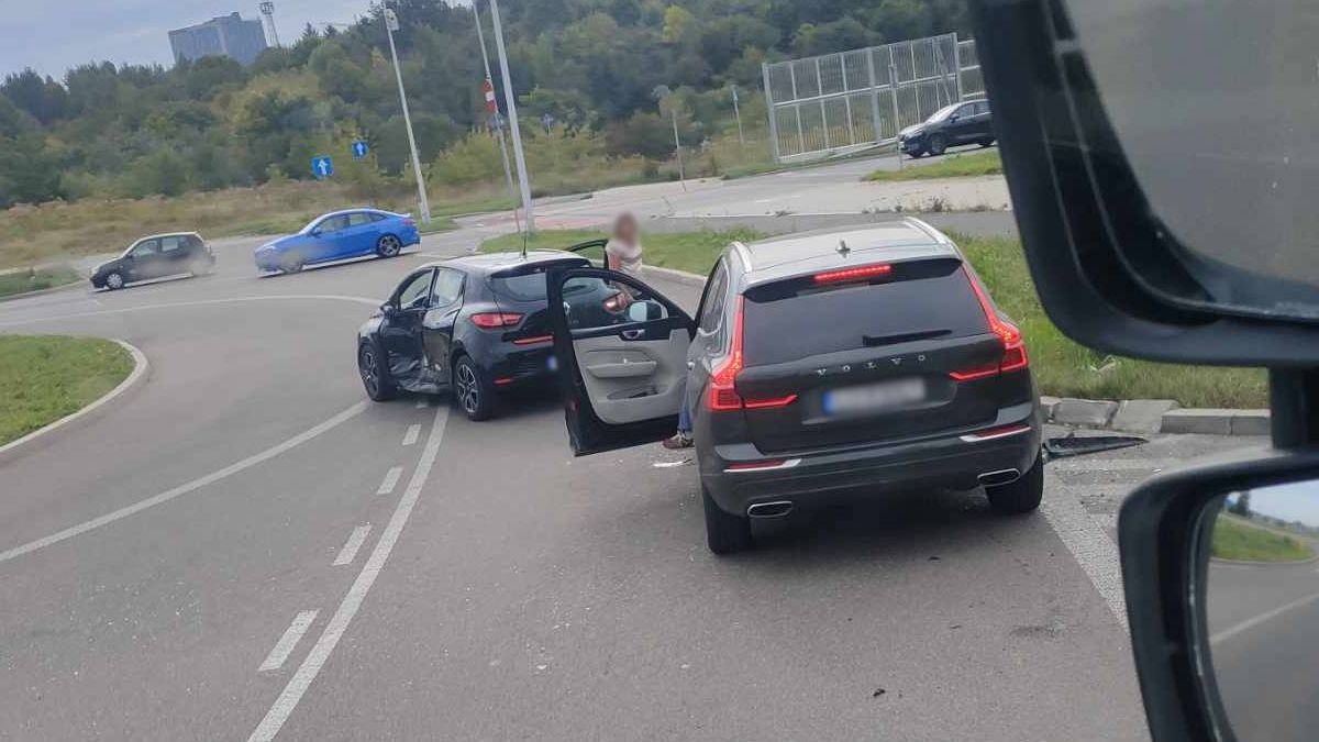 Zderzenie volvo z renaultem na rondzie z pniakiem
