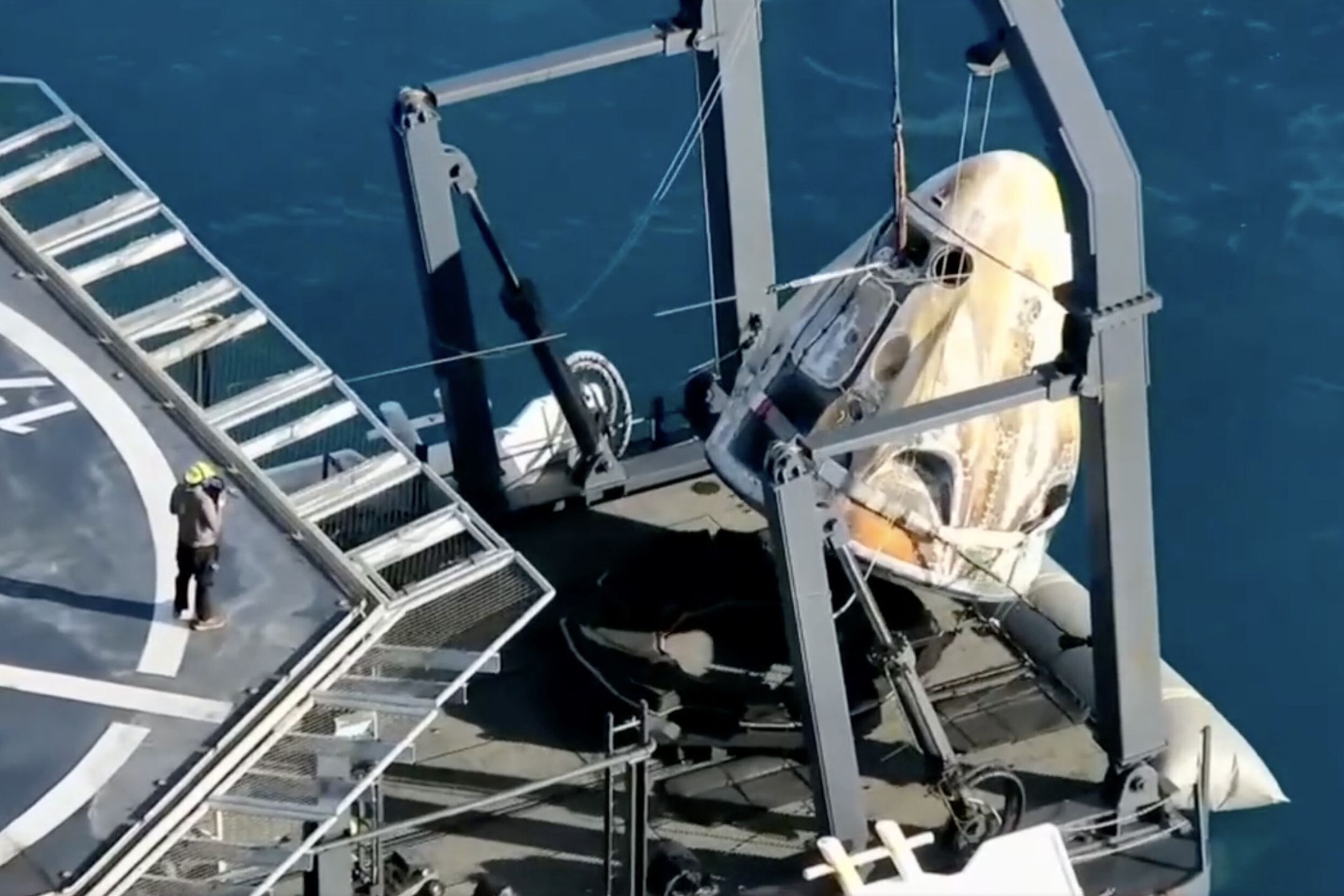 Zrzut ekranu z filmu NASA pokazuje wysiłki związane z odzyskiwaniem statku kosmicznego SpaceX Dragon Freedom po jego wodowaniu u wybrzeży Tallahassee na Florydzie w USA, 18 marca 2025 r. 